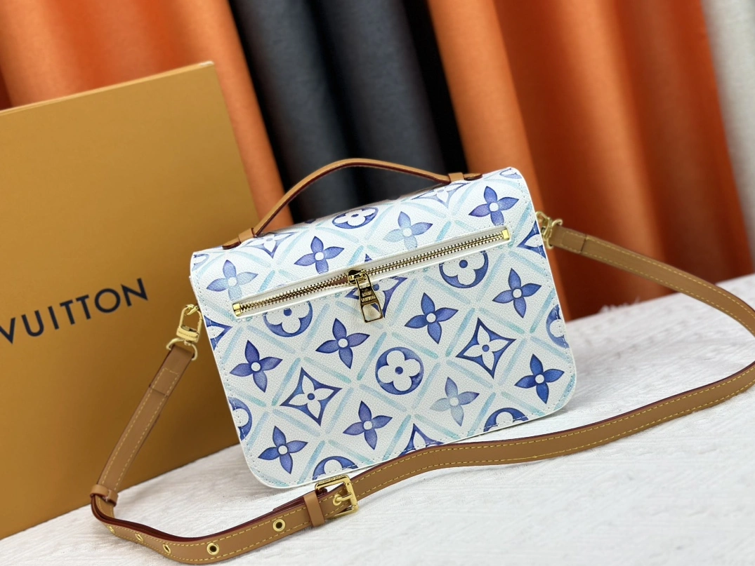 Bold 3533 Louis Vuitton AAA Quality Messenger Bags For Women - Image 4