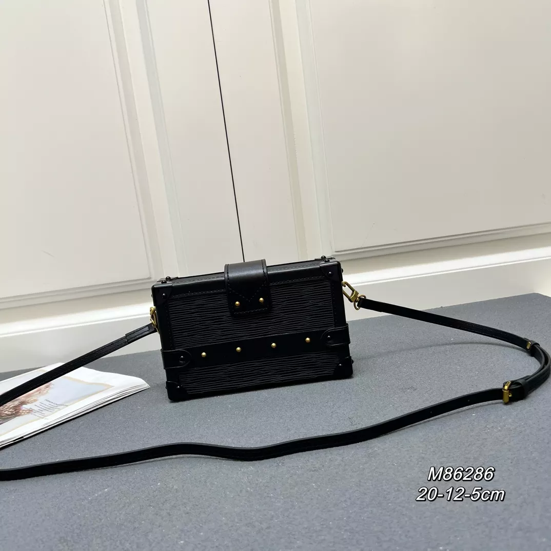 Louis Vuitton AAA Quality Messenger Bags For Women Practical 268