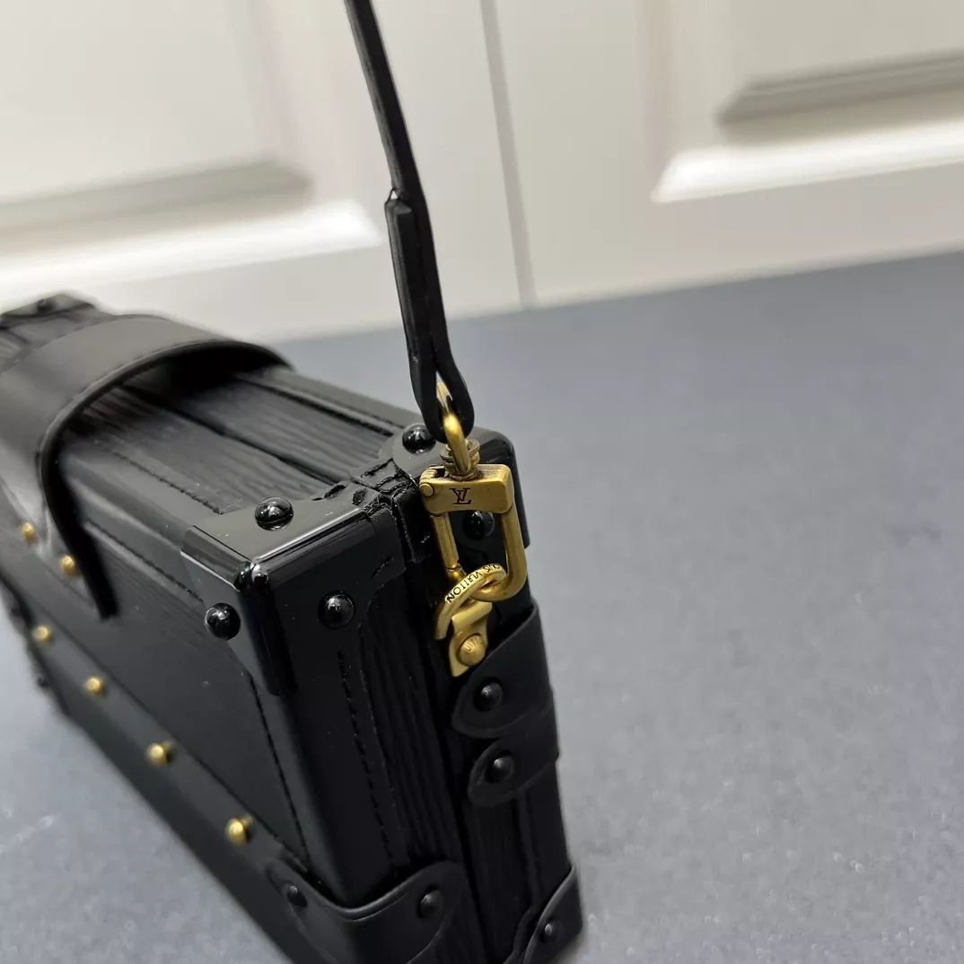 Louis Vuitton AAA Quality Messenger Bags For Women Practical 268 - Image 5