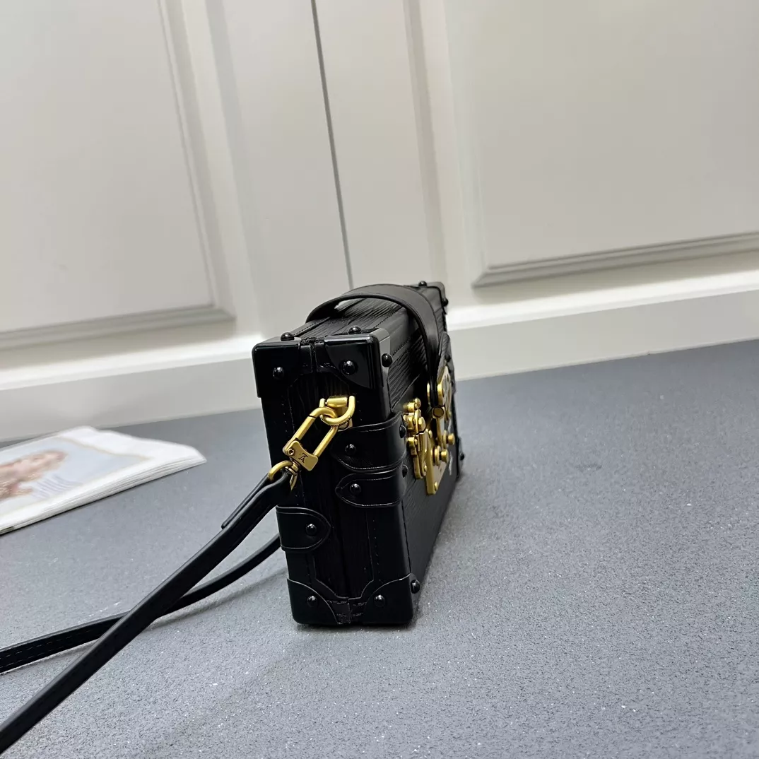 Louis Vuitton AAA Quality Messenger Bags For Women Practical 268 - Image 6