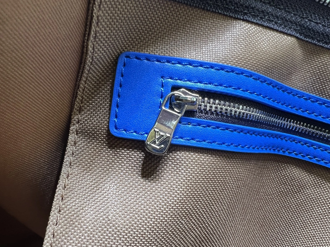 Louis Vuitton Travel Bags Practical 9441 - Image 8