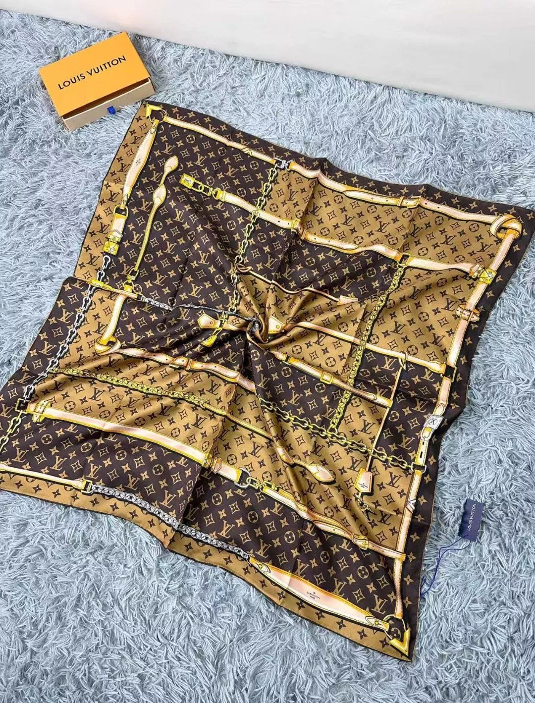 Minimalist 1264 Louis Vuitton Silk Squares