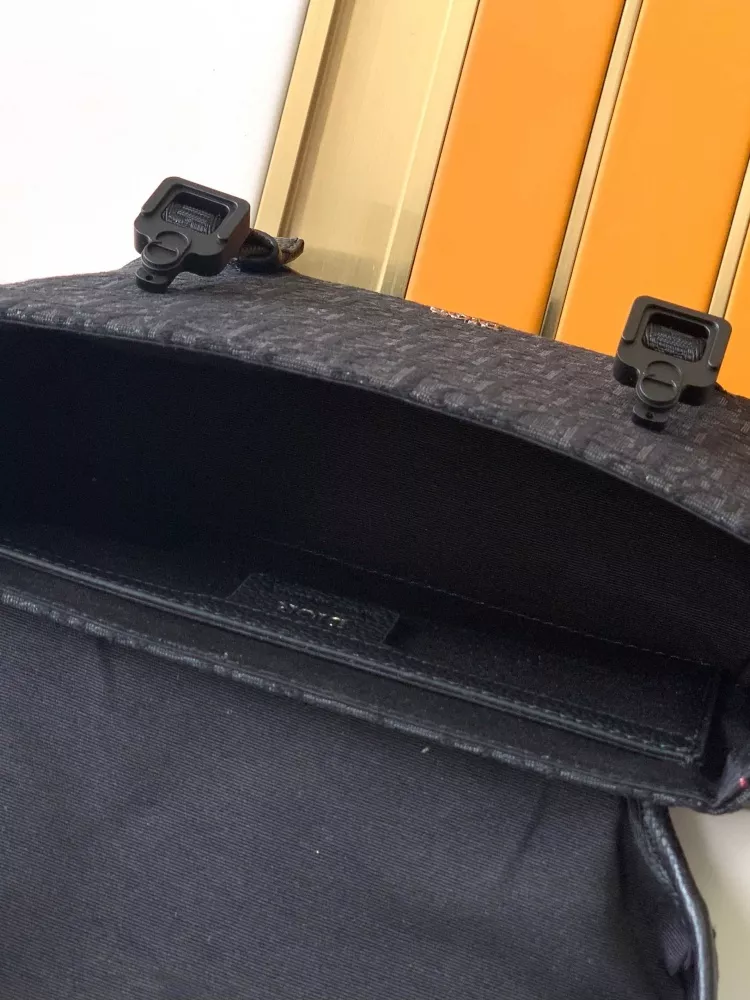 Minimalist 1663 Christian Dior AAA Man Messenger Bags - Image 8