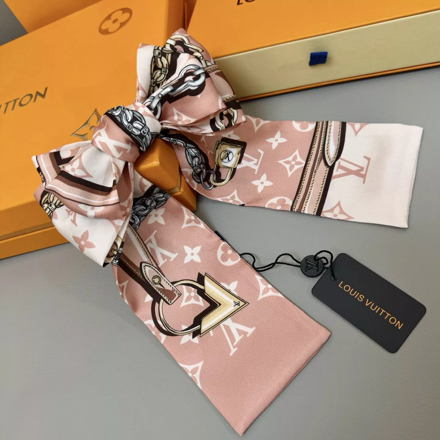 Unique 1722 Louis Vuitton Silk Scarf - Image 3
