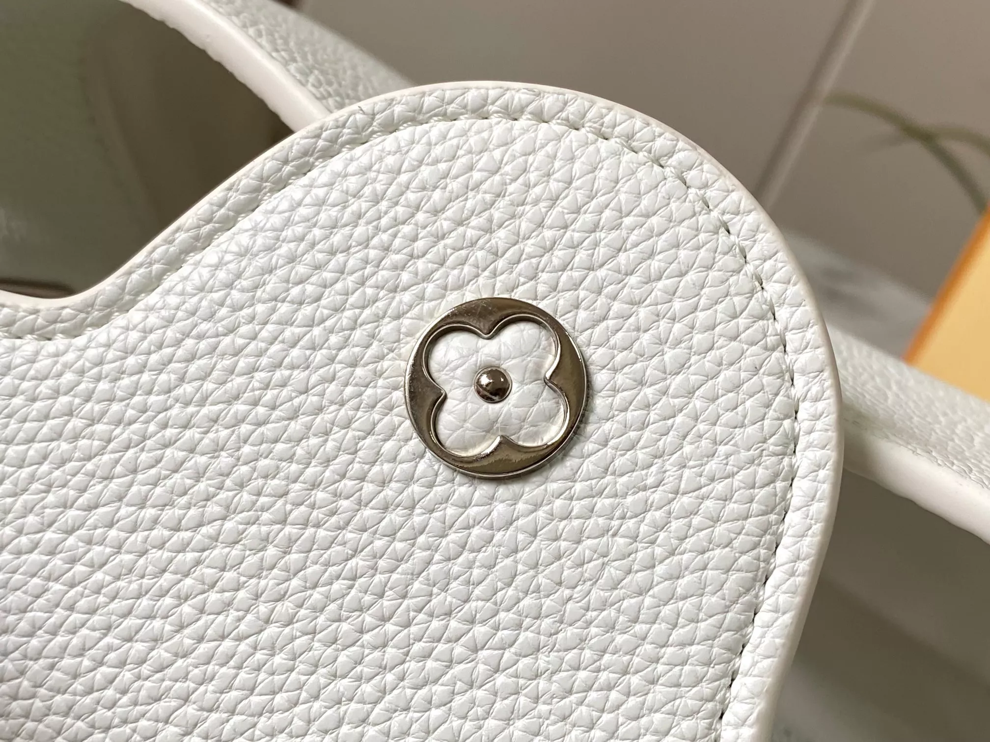 Versatile 5944 Louis Vuitton AAA Quality Messenger Bags For Women - Image 5