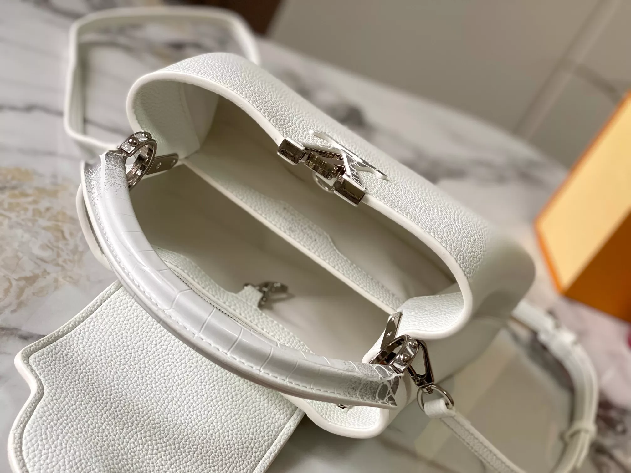 Versatile 5944 Louis Vuitton AAA Quality Messenger Bags For Women - Image 8