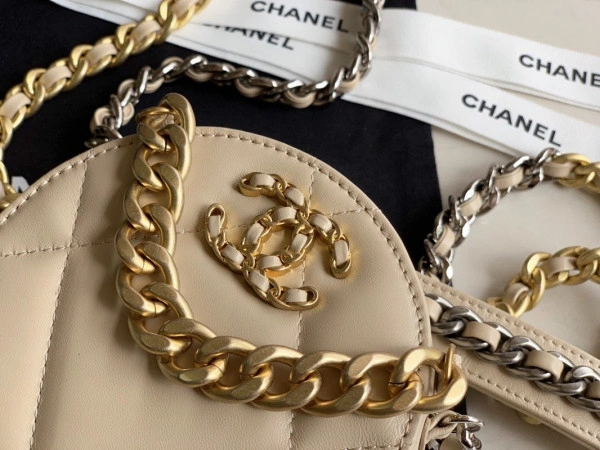 DailyWear CHANEL 19 CHANELUTCH WITH CHAIN 100 - Image 4